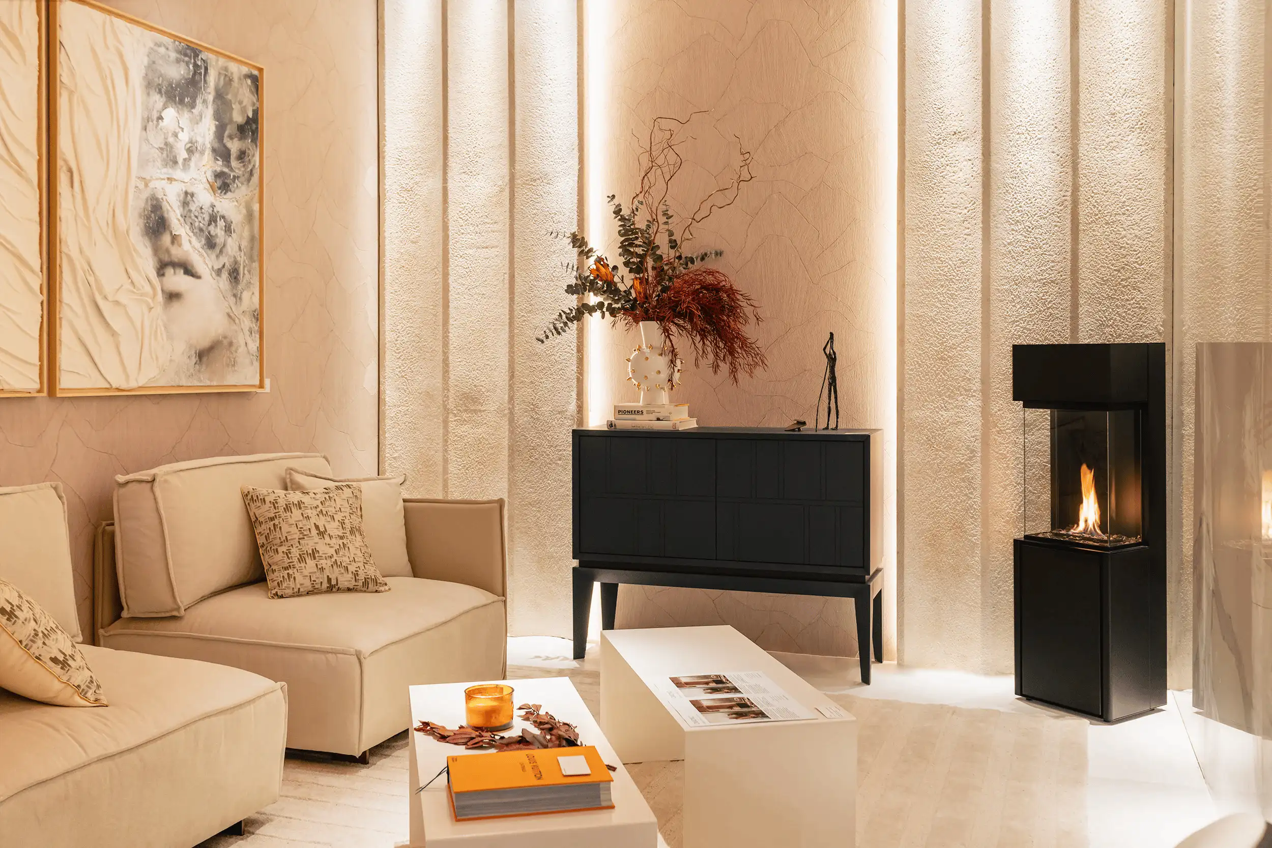 Ein Innenkamine in einem modernen, hellen Wohnzimmer